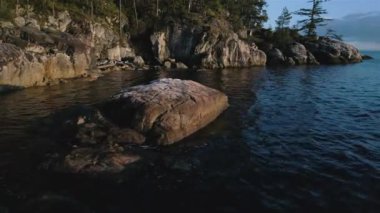 Rocky Shore, Pasifik Okyanusu 'nun batı kıyısında Sunset' te. Hava Sineması Manzarası. Deniz Feneri Parkı, Batı Vancouver, İngiliz Kolombiyası, Kanada.