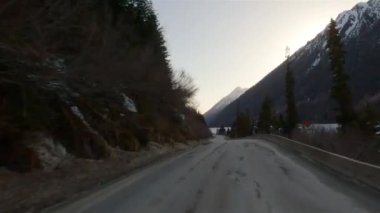 Duffey Lake Yolu, Lillooet 'tan Pemberton' a, British Columbia, Kanada. Dağ Vadisinde Manzaralı Otoyol. Güneşli Günbatımı