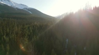 Lillooet 'tan Pemberton, British Columbia, Kanada' ya kadar Duffey Lake Road 'un havadan görüntüsü. Dağ Vadisinde Manzaralı Otoyol. Güneşli Günbatımı