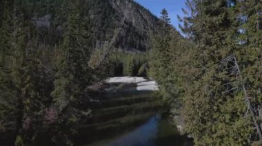 Güneşli gün batımında Kanada Dağ Manzarası 'nda nehir. Hava sineması. Pemberton ve Lillooet arasında, British Columbia, Kanada.
