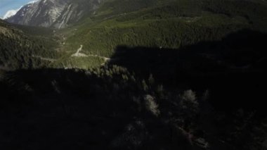 Güneşli gün batımında Kanada Dağ manzarası. Hava sineması. Pemberton ve Lillooet arasında, British Columbia, Kanada.