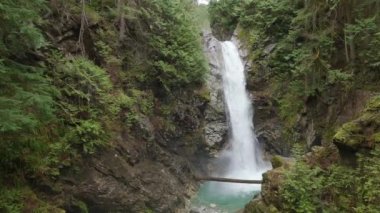 Yeşil Kanada yağmur ormanında şelale. Cascade Falls Mission yakınlarında, Vancouver 'ın doğusunda, British Columbia, Kanada. Yavaş Sinema Sineması.