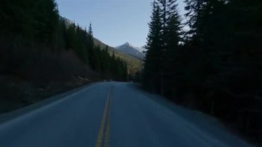 Duffey Lake Yolu, Lillooet 'tan Pemberton' a, British Columbia, Kanada. Dağ Vadisinde Manzaralı Otoyol. Güneşli Günbatımı Gökyüzü