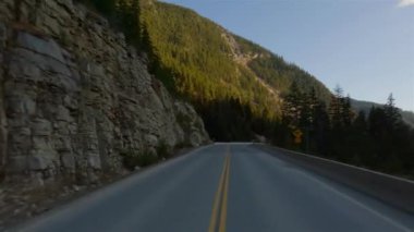 Duffey Lake Yolu, Lillooet 'tan Pemberton' a, British Columbia, Kanada. Dağ Vadisinde Manzaralı Otoyol. Güneşli Günbatımı