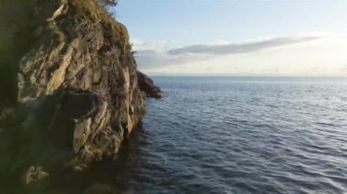 Rocky Shore, Pasifik Okyanusu 'nun batı kıyısında Sunset' te. Hava Sineması Manzarası. Deniz Feneri Parkı, Batı Vancouver, İngiliz Kolombiyası, Kanada.