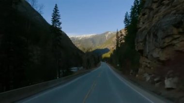 Duffey Lake Yolu, Lillooet 'tan Pemberton' a, British Columbia, Kanada. Dağ Vadisinde Manzaralı Otoyol. Güneşli Günbatımı