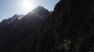 Güneşli gün batımında Kanada Dağ manzarası. Hava sineması. Pemberton ve Lillooet arasında, British Columbia, Kanada.