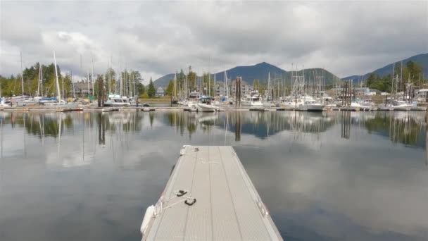 Рыбацкие Лодки Пристани Уклюлет Остров Ванкувер Британская Колумбия Канада Солнечный — стоковое видео
