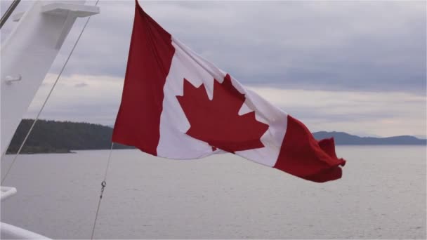Bandera Nacional Canadiense Una Parte Posterior Barco Que Viaja Cerca — Vídeos de Stock