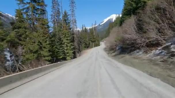 ダフィー湖道路リロートからペンバートン ブリティッシュコロンビア州 カナダへ 山の谷の風景の中に風景高速道路 晴れた日 — ストック動画