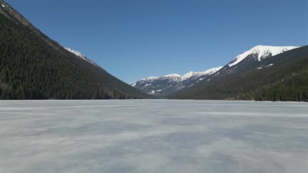 Παγωμένη Λίμνη Παγετώνα Στο Καναδικό Ορεινό Τοπίο Ηλιόλουστη Άνοιξη Απομακρυσμένο — Αρχείο Βίντεο