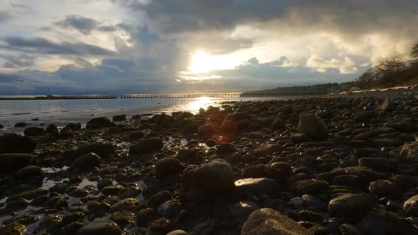 太平洋の西海岸にあるロッキービーチとホワイトロック桟橋 劇的な曇天の夕日 バンクーバー ブリティッシュコロンビア州 カナダ — ストック動画
