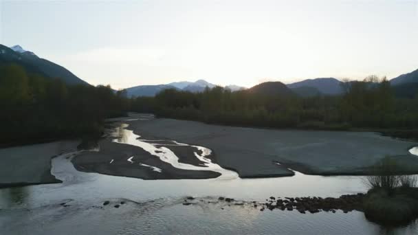 Rzeka Kanadyjskim Krajobrazie Górskim Podczas Zachodu Słońca Aerial Cinematic Pomiędzy — Wideo stockowe