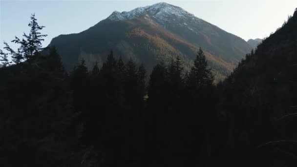 Kanadyjski Krajobraz Górski Podczas Słonecznego Zachodu Słońca Aerial Cinematic Pomiędzy — Wideo stockowe