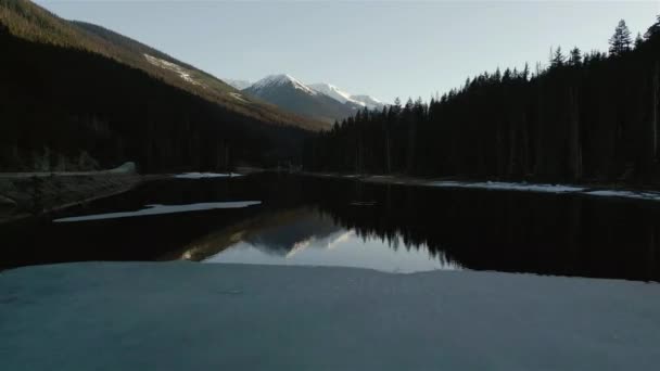 Rio Paisagem Montanhosa Canadense Durante Pôr Sol Ensolarado Cinemática Aérea — Vídeo de Stock