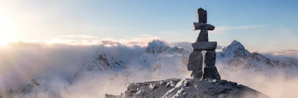 Estatua Roca Inuksuk Cima Una Montaña Cubierta Nieve Rendering Art —  Fotos de Stock