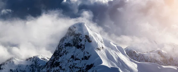 Top Peak Kanadské Horské Krajině Pokryté Mraky Letecký Pohled Poblíž — Stock fotografie