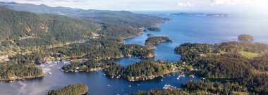 Sunshine Coast, British Columbia, Kanada. Güneşli bir yaz akşamında Kunduz Adası ve Madeira Parkı 'nın havadan görünüşü. Panorama
