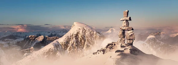 Estatua Roca Inuksuk Cima Una Montaña Cubierta Nieve Rendering Art —  Fotos de Stock