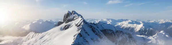 Βαριά Καναδέζικη Βουνοκορφή Καλυμμένη Χιόνι Ηλιοφάνεια Εναέρια Τοπίο Squamish British — Φωτογραφία Αρχείου
