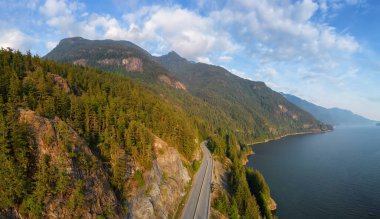 Pasifik Okyanusu 'nun batı kıyısındaki Sky Highway' e. Hava görüntüsü. Güneşli Renkli Gün Batımı. Vancouver ve Squamish arasındaki Howe Sound, British Columbia, Kanada.