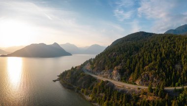 Pasifik Okyanusu 'nun batı kıyısındaki Sky Highway' e. Hava Panoraması. Güneşli Renkli Gün Batımı. Vancouver ve Squamish arasındaki Howe Sound, British Columbia, Kanada.