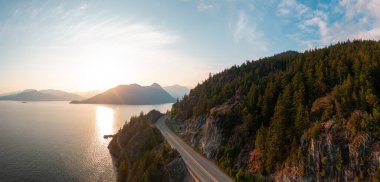 Pasifik Okyanusu 'nun batı kıyısındaki Sky Highway' e. Hava Panoraması. Güneşli Renkli Gün Batımı. Vancouver ve Squamish arasındaki Howe Sound, British Columbia, Kanada.
