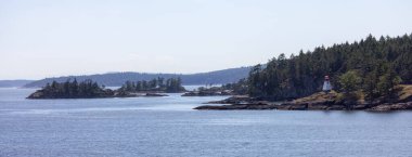 Kanada 'nın okyanus ve dağ manzarası. Bahar sezonu. Vancouver Adası yakınlarındaki Körfez Adaları, British Columbia, Kanada. Kanada Manzarası.
