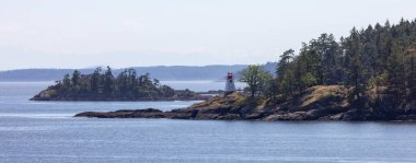 Kanada 'nın okyanus ve dağ manzarası. Bahar sezonu. Vancouver Adası yakınlarındaki Körfez Adaları, British Columbia, Kanada. Kanada Manzarası.