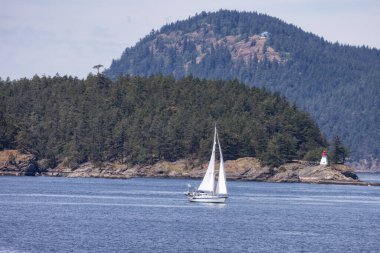 Kanada 'da okyanus ve dağ manzaralı bir yelkenli. Bahar sezonu. Vancouver Adası yakınlarındaki Körfez Adaları, British Columbia, Kanada. Kanada Manzarası.