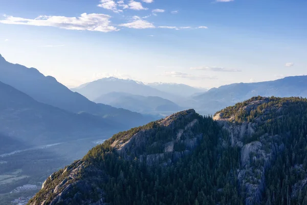 Skaliste Klify Górskie Zielone Drzewa Kanadyjskim Krajobrazie Przyrody Squamish Kolumbia — Zdjęcie stockowe