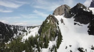 Bahar mevsiminde Kanada Dağ Manzarası. Hava görüntüsü. Doğada Uçan Dinamik. British Columbia, Kanada. Güneşli Gün.