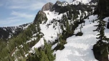 Bahar mevsiminde Kanada Dağ Manzarası. Hava görüntüsü. Doğada Uçan Dinamik. British Columbia, Kanada. Güneşli Gün.