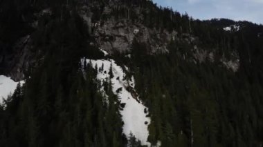 Bahar mevsiminde Kanada Dağ Manzarası. Hava görüntüsü. Doğada Uçan Dinamik. British Columbia, Kanada. Güneşli Gün.