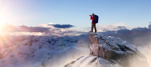 Felsenstatue Inuksuk Auf Einem Schneebedeckten Berggipfel Rendering Art Luftbildhintergrund Aus — Stockfoto