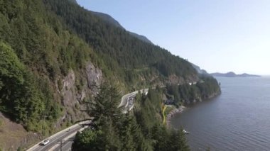 Pasifik Okyanusu kıyısındaki dağ manzarası ile birlikte denizden Sky Highway 'e. Vancouver ve Squamish arasında, British Columbia, Kanada. Hava Sineması