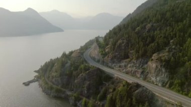 Pasifik Okyanusu 'nun batı kıyısındaki Sky Highway' e. Hava görüntüsü. Güneşli Renkli Gün Batımı. Vancouver ve Squamish arasındaki Howe Sound, British Columbia, Kanada.