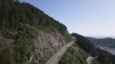 Pasifik Okyanusu kıyısındaki dağ manzarası ile birlikte denizden Sky Highway 'e. Vancouver ve Squamish arasında, British Columbia, Kanada. Hava Sineması