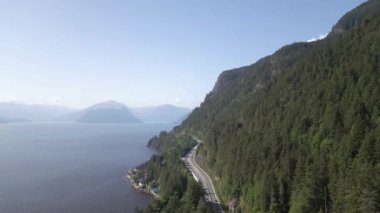 Pasifik Okyanusu kıyısındaki dağ manzarası ile birlikte denizden Sky Highway 'e. Vancouver ve Squamish arasında, British Columbia, Kanada. Hava Sineması