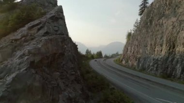 Pasifik Okyanusu 'nun batı kıyısındaki Sky Highway' e. Hava görüntüsü. Güneşli Renkli Gün Batımı. Vancouver ve Squamish arasındaki Howe Sound, British Columbia, Kanada.