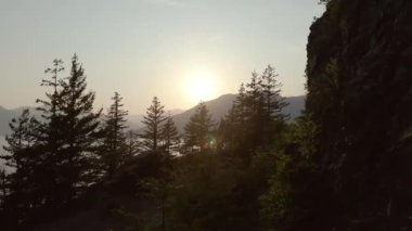 Pasifik Okyanusu 'nun batı kıyısındaki Kanada doğası. Hava görüntüsü. Güneşli Renkli Gün Batımı. Vancouver ve Squamish arasındaki Howe Sound, British Columbia, Kanada.