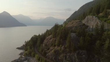 Pasifik Okyanusu 'nun batı kıyısındaki Sky Highway' e. Hava görüntüsü. Güneşli Renkli Gün Batımı. Vancouver ve Squamish arasındaki Howe Sound, British Columbia, Kanada.