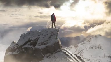 Maceracı Adam Dağ Kayalıkları 'nın tepesinde duruyor. Extreme Adventure Composite. 3D Rending Peak. BC, Kanada 'dan Arkaplan Havacılık Resmi.
