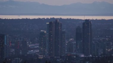 Metro Vancouver Bölgesindeki Apartman Binaları. Alacakaranlık Günbatımı. Burnaby Dağı, BC, Kanada.
