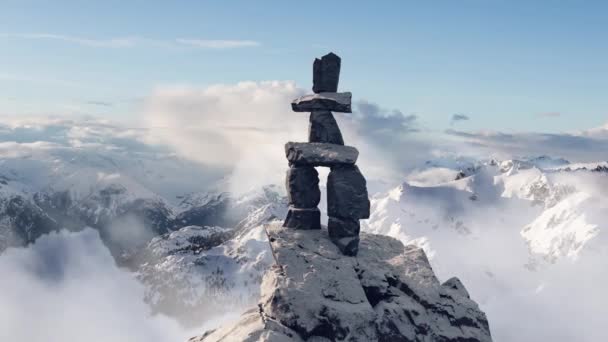 Rock Statua Inuksuk Szczycie Góry Pokrytej Śniegiem Sztuka Renderowania Zdjęcie — Wideo stockowe