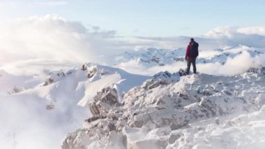 Maceracı Adam Dağ Kayalıkları 'nın tepesinde duruyor. Extreme Adventure Composite. 3D Rending Peak. BC, Kanada 'dan Arkaplan Havacılık Resmi.