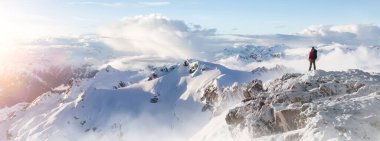Maceracı Adam Dağ Kayalıkları 'nın tepesinde duruyor. Exteme Adventure Composite. 3D Rending Peak. British Columbia, Kanada 'dan Arkaplan Hava Görüntüsü.