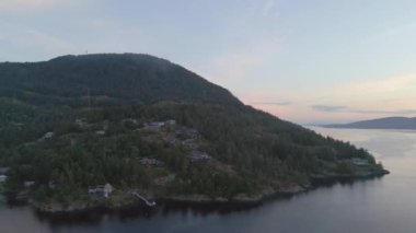 Pasifik Okyanusu 'nun batı kıyısındaki adaların havadan görüntüsü. Güneşli Gündoğumu Gökyüzü. Maple Bay, Vancouver Adası, British Columbia, Kanada.