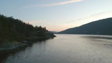 Pasifik Okyanusu 'nun batı kıyısındaki adaların havadan görüntüsü. Güneşli Gündoğumu Gökyüzü. Maple Bay, Vancouver Adası, British Columbia, Kanada.