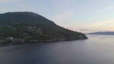 Pasifik Okyanusu 'nun batı kıyısındaki adaların havadan görüntüsü. Güneşli Gündoğumu Gökyüzü. Maple Bay, Vancouver Adası, British Columbia, Kanada.